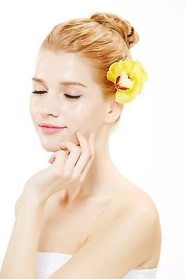 포토 JPG 스튜디오촬영 서양인 외국인 식물 우먼라이프 여자 꽃 포즈 실내 한명 누끼 사람 상반신 20대 성인 옆모습 금발 뷰티 눈감음 매끈함 튜브탑 올림머리 묶은머리 청년만 청년여자만 청년여자한명만 성인여자한명만 국내포토 1 라이프스타일 헤어스타일 뷰포인트 상의 모션 인종 청년 내부 감각 여자만 여자한명만 성인여자만 성인만 파일형식