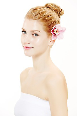 포토 JPG 스튜디오촬영 서양인 외국인 식물 우먼라이프 여자 꽃 포즈 실내 한명 웃음 누끼 사람 상반신 20대 성인 옆모습 금발 뷰티 매끈함 튜브탑 올림머리 묶은머리 청년만 청년여자만 청년여자한명만 성인여자한명만 국내포토 1 라이프스타일 헤어스타일 뷰포인트 상의 표정 인종 청년 내부 감각 여자만 여자한명만 성인여자만 성인만 파일형식