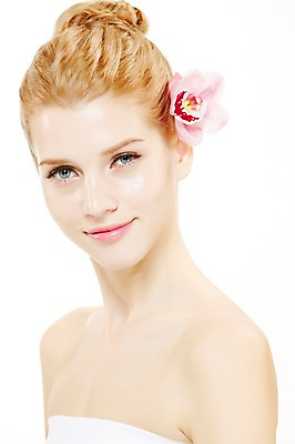 포토 JPG 스튜디오촬영 서양인 외국인 식물 우먼라이프 여자 꽃 포즈 실내 한명 웃음 누끼 사람 상반신 20대 성인 앞모습 금발 뷰티 매끈함 튜브탑 올림머리 묶은머리 청년만 청년여자만 청년여자한명만 성인여자한명만 국내포토 1 라이프스타일 헤어스타일 뷰포인트 상의 표정 인종 청년 내부 감각 여자만 여자한명만 성인여자만 성인만 파일형식