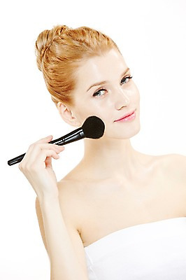 포토 JPG 스튜디오촬영 서양인 외국인 우먼라이프 여자 실내 한명 들기 누끼 사람 상반신 20대 성인 앞모습 금발 화장 뷰티 화장품 화장용품 붓 매끈함 튜브탑 볼터치 올림머리 묶은머리 청년만 청년여자만 청년여자한명만 성인여자한명만 국내포토 1 라이프스타일 헤어스타일 뷰포인트 상의 모션 인종 청년 내부 미용용품 감각 여자만 여자한명만 성인여자만 성인만 파일형식