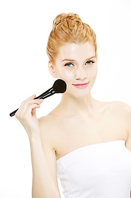 포토 JPG 스튜디오촬영 서양인 외국인 우먼라이프 여자 실내 한명 웃음 들기 누끼 사람 상반신 20대 성인 앞모습 금발 화장 뷰티 화장품 화장용품 붓 매끈함 튜브탑 볼터치 올림머리 묶은머리 청년만 청년여자만 청년여자한명만 성인여자한명만 국내포토 1 라이프스타일 헤어스타일 뷰포인트 상의 모션 표정 인종 청년 내부 미용용품 감각 여자만 여자한명만 성인여자만 성인만 파일형식