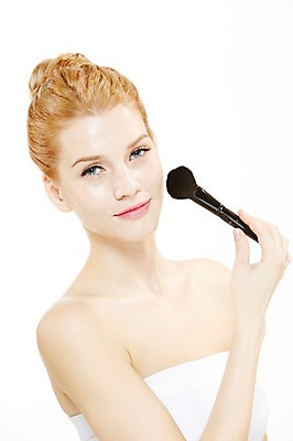 포토 JPG 스튜디오촬영 서양인 외국인 우먼라이프 여자 실내 한명 웃음 들기 누끼 사람 상반신 20대 성인 앞모습 금발 화장 뷰티 화장품 화장용품 붓 매끈함 튜브탑 볼터치 올림머리 묶은머리 청년만 청년여자만 청년여자한명만 성인여자한명만 국내포토 1 라이프스타일 헤어스타일 뷰포인트 상의 모션 표정 인종 청년 내부 미용용품 감각 여자만 여자한명만 성인여자만 성인만 파일형식