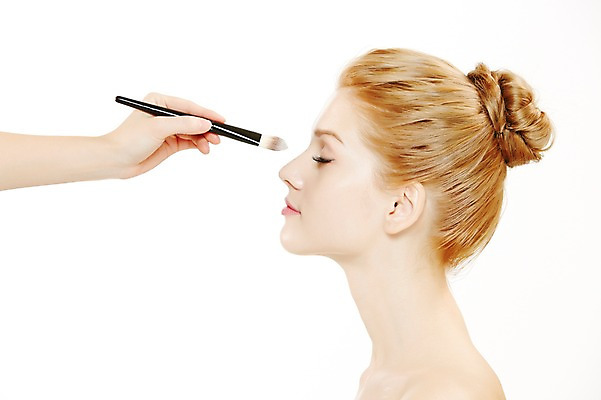 포토 JPG 스튜디오촬영 서양인 외국인 백인 우먼라이프 손 여자 실내 들기 누끼 사람 상반신 20대 성인 두명 옆모습 신체부위 금발 화장 뷰티 눈감음 화장품 화장용품 붓 매끈함 올림머리 묶은머리 청년만 성인만 국내포토 라이프스타일 헤어스타일 뷰포인트 모션 인종 청년 내부 미용용품 감각 파일형식