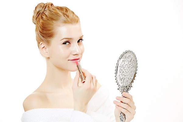 포토 JPG 스튜디오촬영 서양인 외국인 우먼라이프 여자 실내 한명 들기 누끼 사람 상반신 20대 성인 옆모습 금발 화장 뷰티 화장품 거울 립스틱 가운 목욕가운 매끈함 바르기 손거울 올림머리 묶은머리 청년만 청년여자만 청년여자한명만 성인여자한명만 국내포토 1 라이프스타일 헤어스타일 옷 뷰포인트 모션 인종 청년 내부 감각 여자만 여자한명만 성인여자만 성인만 파일형식