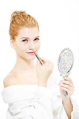 포토 JPG 스튜디오촬영 서양인 외국인 우먼라이프 여자 실내 한명 웃음 들기 누끼 사람 상반신 20대 성인 앞모습 금발 화장 뷰티 화장품 거울 립스틱 가운 목욕가운 매끈함 바르기 손거울 올림머리 묶은머리 청년만 청년여자만 청년여자한명만 성인여자한명만 국내포토 1 라이프스타일 헤어스타일 옷 뷰포인트 모션 표정 인종 청년 내부 감각 여자만 여자한명만 성인여자만 성인만 파일형식