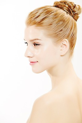 포토 JPG 스튜디오촬영 서양인 외국인 우먼라이프 응시 여자 포즈 실내 한명 누끼 사람 상반신 20대 성인 옆모습 금발 뷰티 매끈함 올림머리 묶은머리 청년만 청년여자만 청년여자한명만 성인여자한명만 국내포토 1 라이프스타일 헤어스타일 시선 뷰포인트 인종 청년 내부 감각 여자만 여자한명만 성인여자만 성인만 파일형식