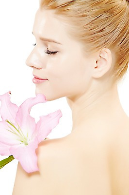 포토 JPG 스튜디오촬영 서양인 외국인 식물 우먼라이프 여자 꽃 포즈 실내 한명 누끼 사람 상반신 20대 성인 옆모습 금발 뷰티 눈감음 매끈함 백합 올림머리 묶은머리 청년만 청년여자만 청년여자한명만 성인여자한명만 국내포토 1 라이프스타일 헤어스타일 뷰포인트 모션 인종 청년 내부 감각 여자만 여자한명만 성인여자만 성인만 파일형식