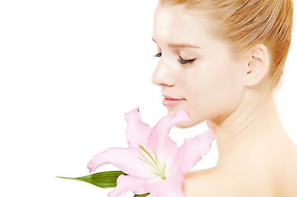 포토 JPG 스튜디오촬영 서양인 외국인 식물 우먼라이프 여자 꽃 포즈 실내 한명 누끼 사람 상반신 20대 성인 옆모습 금발 뷰티 눈감음 매끈함 백합 올림머리 묶은머리 청년만 청년여자만 청년여자한명만 성인여자한명만 국내포토 1 라이프스타일 헤어스타일 뷰포인트 모션 인종 청년 내부 감각 여자만 여자한명만 성인여자만 성인만 파일형식