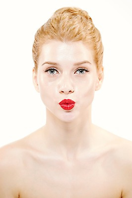 포토 JPG 스튜디오촬영 서양인 외국인 우먼라이프 여자 포즈 모션 실내 표정 한명 누끼 사람 상반신 20대 성인 앞모습 금발 화장 뷰티 립스틱 매끈함 올림머리 묶은머리 청년만 청년여자만 청년여자한명만 성인여자한명만 국내포토 1 라이프스타일 헤어스타일 뷰포인트 인종 청년 내부 화장품 감각 여자만 여자한명만 성인여자만 성인만 파일형식