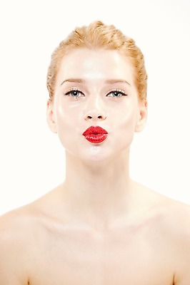 포토 JPG 스튜디오촬영 서양인 외국인 우먼라이프 여자 포즈 모션 실내 표정 한명 누끼 사람 상반신 20대 성인 앞모습 금발 화장 뷰티 립스틱 매끈함 올림머리 묶은머리 청년만 청년여자만 청년여자한명만 성인여자한명만 국내포토 1 라이프스타일 헤어스타일 뷰포인트 인종 청년 내부 화장품 감각 여자만 여자한명만 성인여자만 성인만 파일형식