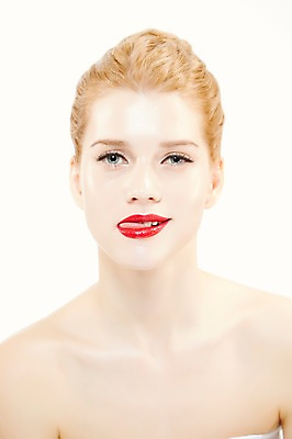 포토 JPG 스튜디오촬영 서양인 외국인 우먼라이프 여자 포즈 모션 실내 표정 한명 누끼 사람 상반신 20대 성인 앞모습 금발 화장 뷰티 립스틱 매끈함 올림머리 메롱 묶은머리 청년만 청년여자만 청년여자한명만 성인여자한명만 국내포토 1 라이프스타일 헤어스타일 뷰포인트 인종 청년 내부 화장품 감각 여자만 여자한명만 성인여자만 성인만 파일형식