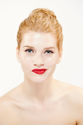 포토 JPG 스튜디오촬영 서양인 외국인 우먼라이프 여자 포즈 모션 실내 표정 한명 웃음 누끼 사람 상반신 20대 성인 앞모습 금발 화장 뷰티 립스틱 매끈함 올림머리 묶은머리 청년만 청년여자만 청년여자한명만 성인여자한명만 국내포토 1 라이프스타일 헤어스타일 뷰포인트 인종 청년 내부 화장품 감각 여자만 여자한명만 성인여자만 성인만 파일형식