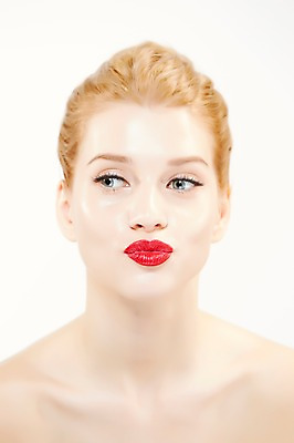 포토 JPG 스튜디오촬영 서양인 외국인 우먼라이프 응시 여자 포즈 모션 실내 표정 한명 누끼 사람 상반신 20대 성인 앞모습 금발 화장 뷰티 립스틱 매끈함 올림머리 묶은머리 청년만 청년여자만 청년여자한명만 성인여자한명만 국내포토 1 라이프스타일 헤어스타일 시선 뷰포인트 인종 청년 내부 화장품 감각 여자만 여자한명만 성인여자만 성인만 파일형식