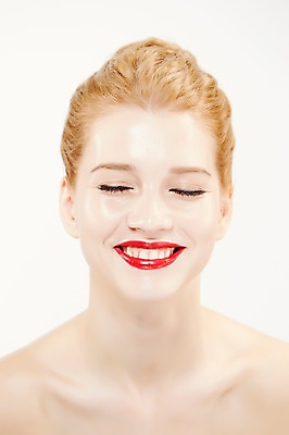 포토 JPG 스튜디오촬영 서양인 외국인 우먼라이프 여자 포즈 모션 실내 표정 한명 웃음 누끼 사람 상반신 20대 성인 앞모습 금발 화장 뷰티 눈감음 립스틱 매끈함 올림머리 묶은머리 청년만 청년여자만 청년여자한명만 성인여자한명만 국내포토 1 라이프스타일 헤어스타일 뷰포인트 인종 청년 내부 화장품 감각 여자만 여자한명만 성인여자만 성인만 파일형식