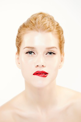 포토 JPG 스튜디오촬영 서양인 외국인 우먼라이프 여자 포즈 모션 실내 표정 한명 누끼 사람 상반신 20대 성인 앞모습 금발 화장 뷰티 립스틱 매끈함 올림머리 묶은머리 청년만 청년여자만 청년여자한명만 성인여자한명만 국내포토 1 라이프스타일 헤어스타일 뷰포인트 인종 청년 내부 화장품 감각 여자만 여자한명만 성인여자만 성인만 파일형식