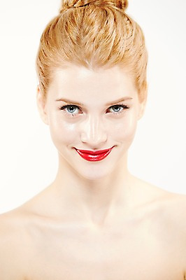 포토 JPG 스튜디오촬영 서양인 외국인 우먼라이프 여자 포즈 모션 실내 표정 한명 웃음 누끼 사람 상반신 20대 성인 앞모습 금발 화장 뷰티 립스틱 매끈함 올림머리 묶은머리 청년만 청년여자만 청년여자한명만 성인여자한명만 국내포토 1 라이프스타일 헤어스타일 뷰포인트 인종 청년 내부 화장품 감각 여자만 여자한명만 성인여자만 성인만 파일형식