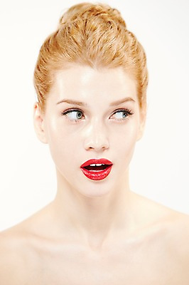 포토 JPG 스튜디오촬영 서양인 외국인 우먼라이프 응시 여자 포즈 모션 실내 표정 한명 누끼 사람 상반신 20대 성인 앞모습 금발 화장 뷰티 립스틱 매끈함 올림머리 묶은머리 청년만 청년여자만 청년여자한명만 성인여자한명만 국내포토 1 라이프스타일 헤어스타일 시선 뷰포인트 인종 청년 내부 화장품 감각 여자만 여자한명만 성인여자만 성인만 파일형식