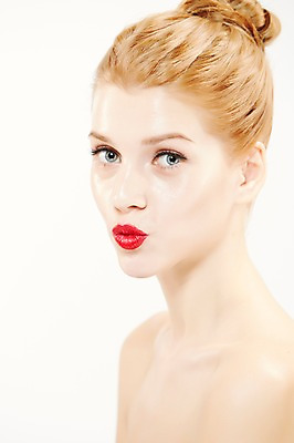 포토 JPG 스튜디오촬영 서양인 외국인 우먼라이프 여자 포즈 모션 실내 표정 한명 누끼 사람 상반신 20대 성인 옆모습 금발 화장 뷰티 립스틱 매끈함 올림머리 묶은머리 청년만 청년여자만 청년여자한명만 성인여자한명만 국내포토 1 라이프스타일 헤어스타일 뷰포인트 인종 청년 내부 화장품 감각 여자만 여자한명만 성인여자만 성인만 파일형식