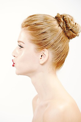 포토 JPG 스튜디오촬영 서양인 외국인 우먼라이프 여자 포즈 모션 실내 한명 누끼 사람 상반신 20대 성인 옆모습 금발 화장 뷰티 매끈함 올림머리 묶은머리 청년만 청년여자만 청년여자한명만 성인여자한명만 국내포토 1 라이프스타일 헤어스타일 뷰포인트 인종 청년 내부 감각 여자만 여자한명만 성인여자만 성인만 파일형식