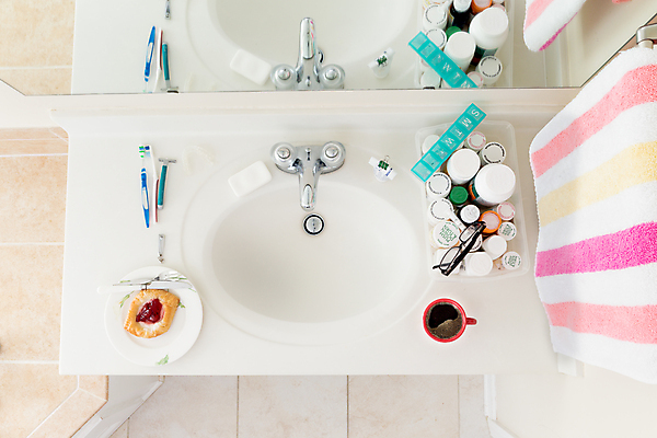 포토 JPG 해외이미지 손 안경 커피 음료 건축양식 휴식 주택 매달리기 사람없음 내부 건물 장식 수건 위생용품 줄무늬 머그컵 욕실 흰색 도자기 아침식사 칫솔 정상 싱크대 머리위 정리 대야 면도기 몸단장 재촉 단절 페스츄리 아크릴 해외202004 해외포토 건축물 잡화 건축 빵 컬러 생활용품 컨셉 무늬 모션 재질 신체부위 컵 식사 개수대 파일형식 이미지허브