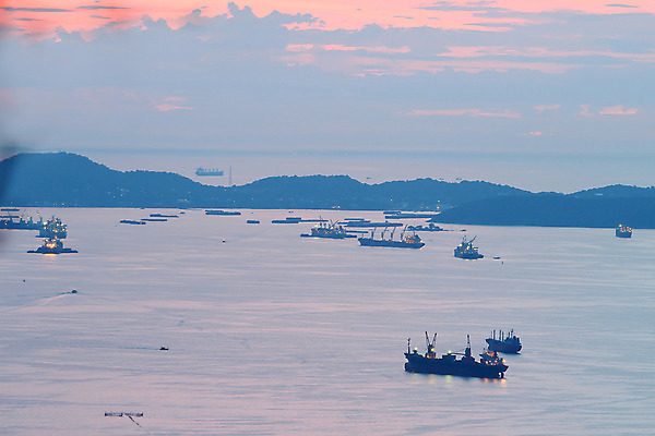 포토 JPG 해외이미지 바다 교통시설 사람없음 파란색 항구 일몰 새벽 화물 보트 상품 주식 컨테이너 짐차 포트 정문 해외202004 해외포토 자연요소 산업 컬러 교통 배_교통 자동차 금융 문 노을 운송업 시설 파일형식 이미지허브