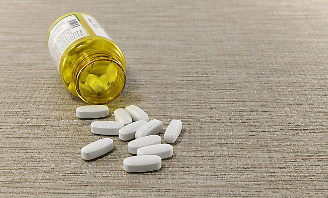 포토 JPG 해외이미지 건강 사람없음 알약 약 반사 고통 흰색 플라스틱 처방 중독 마약 복용 전염병 해외202004 해외포토 감정 컬러 의학 재질 질병 파일형식 이미지허브