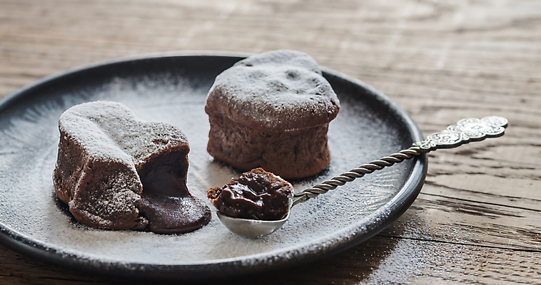 포토 JPG 해외이미지 접시 실내 사람없음 초콜릿 숟가락 흐름 하트 달콤 슈가파우더 나무배경 해외202004 퐁당오쇼콜라 해외포토 모양 식기 백그라운드 컨셉 디저트 수저 내부 맛 파일형식 이미지허브