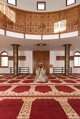 포토 JPG 해외이미지 1 전통 손 옷 남자 감정 종교 문화 아프리카 청소년 한명 사람 갈색 믿음 검은색 기도 표현 영혼 이슬람교 질문 명상 호기심 모스크 긍정 신성 숭배 신앙심 아랍어 해외202004 해외포토 나라 컬러 컨셉 신체부위 파일형식 이미지허브