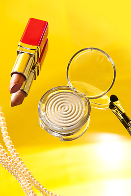 포토 JPG 해외이미지 목걸이 그림자 사람없음 장식 노란색 유행 립스틱 붓 화려 은색 그늘 오브젝트 해외202004 해외포토 컬러 컨셉 장신구 화장품 파일형식 이미지허브