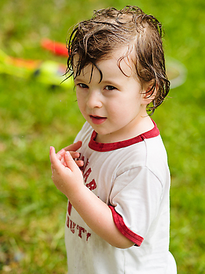 포토 JPG 해외이미지 백인 남자 어린이 자연 놀이 날씨 한명 사람 소년 야외 젖음 촉촉함 해외202004 해외포토 서양인 1 생태계 파일형식 이미지허브
