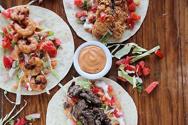 포토 JPG 해외이미지 접시 음식 백그라운드 토마토 채소 새우 샌드위치 건강 육류 옥수수 스테이크 요리 사람없음 목재 초록색 식당 식사 저녁식사 치킨 샐러드 소고기 튀김 덮개 신선 맛 그릴 폐기물 상추 밀 속도 매움 잔치 롤 후추 타코 점심식사 깊이 살사댄스 피타 해외202004 해외포토 나무 식기 빵 컬러 컨셉 식재료 재료 주방용품 곡류 서양음식 갑각류 상점 뚜껑 춤 쓰레기 향신료 닭고기요리 파일형식 이미지허브