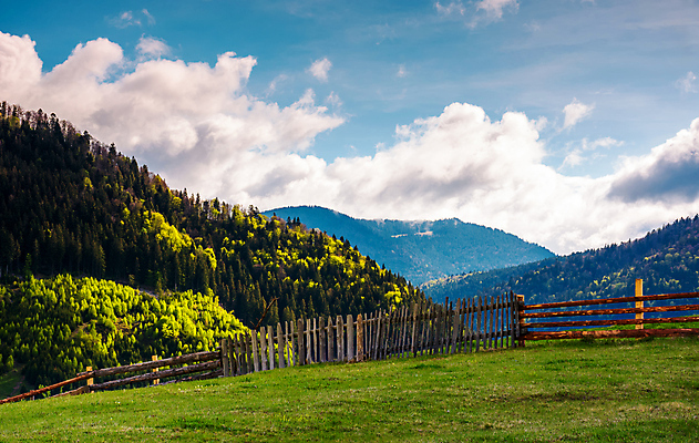 포토 JPG 해외이미지 구름 농업 자연 산 풍경 사람없음 야외 목재 울타리 환경 시골 보호 땅 지역 층 이웃 산악지대 교외 수목 철책 해외202004 해외포토 자연요소 나무 산업 컨셉 재료 담장 생태계 파일형식 이미지허브