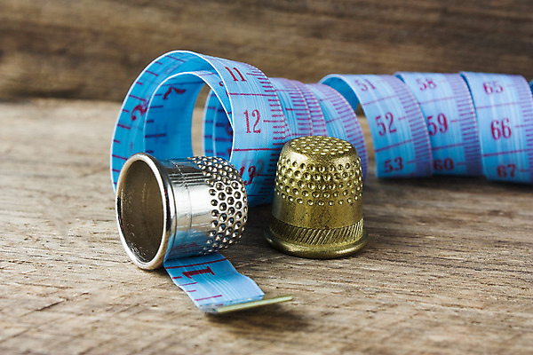 포토 JPG 해외이미지 손가락 사람없음 파란색 유행 금속 장비 수확 도구 업무 수리 보호 바느질 측정 오브젝트 복고 테이프 계량기 조립 재단 골무 옛날 해외202004 해외포토 손 컬러 컨셉 농업 재질 문구용품 작업 파일형식 이미지허브