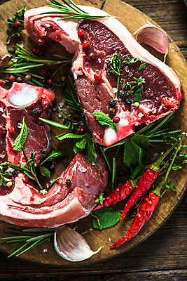 포토 JPG 해외이미지 음식 조각 탁자 뼈 마늘 육류 스테이크 요리 사람없음 목재 주방 식당 소고기 시골 신선 양 그릴 바비큐 자르기 굽기 허브 준비 날것 머리위 후추 양고기 로즈메리 갈비뼈 점심식사 단백질 절임 해외202004 해외포토 나무 식물 가구 채소 식재료 재료 포유류 모션 주방용품 서양음식 상점 식사 구이 향신료 영양소 파일형식 이미지허브