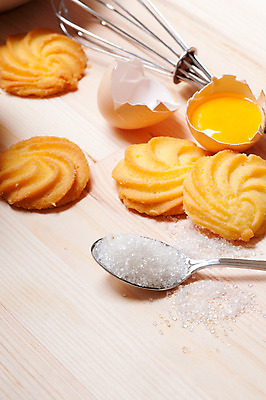 포토 JPG 해외이미지 사람없음 쿠키 계란 숟가락 설탕 준비 제빵 거품기 나무배경 해외202004 해외포토 백그라운드 주방용품 디저트 수저 제과제빵 알 파일형식 이미지허브