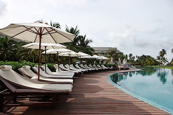 포토 JPG 해외이미지 나무 라이프스타일 외관 여행 가구 의자 우산 태국 자연 하늘 호텔 휴가 휴식 주택 손바닥 사람없음 야외 장식 여름 파란색 반사 유행 수영 스파 재산 고급 휴양지 여관 이국적 진짜 파라다이스 스타일 해외202004 해외포토 식물 손 계절 아시아 컬러 생활용품 컨셉 숙소 건물 생활 금융 장소 수상스포츠 생태계 파일형식 이미지허브