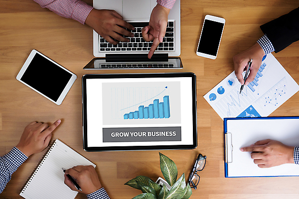 포토 JPG 해외이미지 컨셉 회사 성공 새로움 사람없음 금융 경제 판매 스크린 성장 비즈니스맨 발표 계획 결심 시작 기회 투자 비전 이익 진행 혁명 개발 경영 마케팅 인터페이스 처음 투자자 패기 프로젝트 가상 해외202004 해외포토 남자 비즈니스 직장인 자신감 파일형식 이미지허브