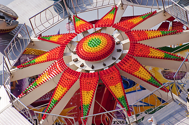 포토 JPG 해외이미지 주간 행복 휴식 사람없음 야외 빨간색 맑음 놀이공원 놀이기구 주말 해외202004 해외포토 자연요소 감정 컬러 컨셉 날씨 테마파크 파일형식 이미지허브