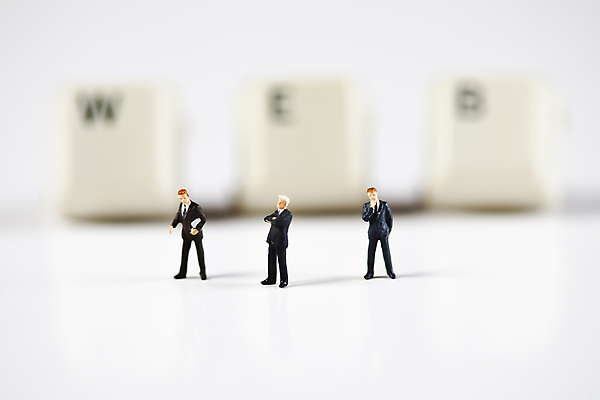 포토 JPG 해외이미지 협력 실내 사람없음 아웃포커스 금융 웹 키보드 비즈니스맨 흰배경 금융비즈니스 인물미니어처 해외202004 해외포토 남자 백그라운드 인터넷 비즈니스 촬영기법 내부 경제 미니어처 흰색 직장인 파일형식 이미지허브