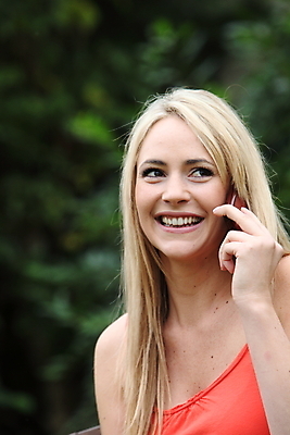 포토 JPG 해외이미지 라이프스타일 공원 여자 행복 통신 모바일 말하기 대화 한명 사람 청년 야외 스마트폰 금발 정원 듣기 연결 내추럴 소셜미디어 채팅 그리너리 해외202004 해외포토 1 헤어스타일 공공시설 감정 모션 성인 생활 핸드폰 스마트기기 파일형식 트랜드컬러 이미지허브