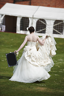 포토 JPG 해외이미지 드레스 여자 결혼 한명 성인 칠판 산책 공백 잡기 사인 베일 해외202004 해외포토 1 옷 모션 휴식 사람 이벤트 파일형식 이미지허브