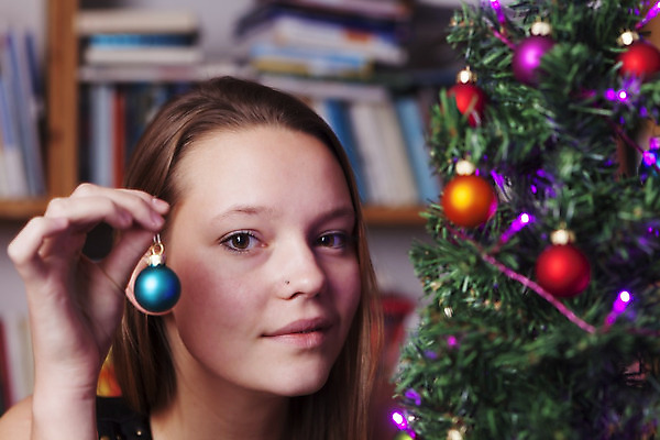 포토 JPG 해외이미지 나무 손 여자 리본 크리스마스 공 휴가 실내 매달리기 한명 사람 장식 빛 장식볼 잡기 원형 화려 심볼 여의주 해외202004 해외포토 도형 식물 1 기념일 컨셉 모션 내부 신체부위 파일형식 이미지허브