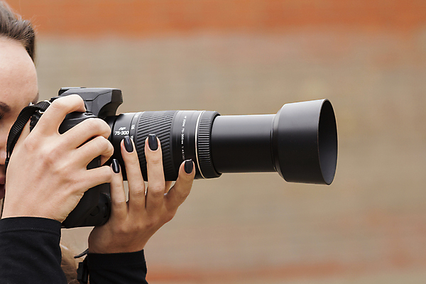 포토 JPG 해외이미지 손 여자 백그라운드 모션 자연 한명 사람 성인 야외 세로 빛 카메라 디지털 사진촬영 장비 잡기 도시 못 혼합 사진사 필름 영화 그림 만들기 아날로그 삼각대 빛망울 실행 스타일 해외202004 해외포토 1 문화예술 신체부위 전자제품 촬영 공구 작가 생태계 파일형식 이미지허브