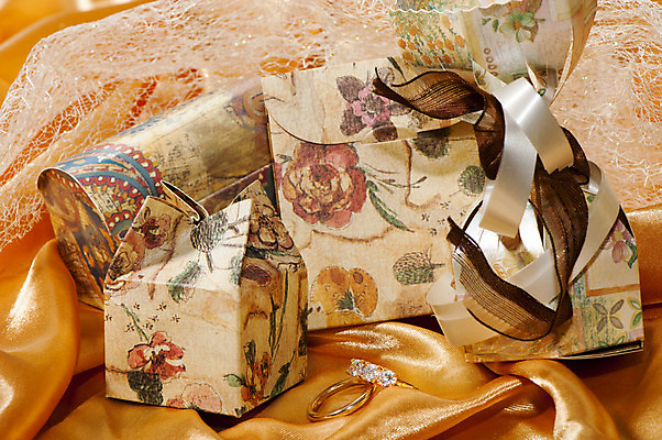 포토 JPG 해외이미지 전통 커플 기념일 꽃 감정 꽃다발 결혼 관계 결혼식 휴가 선물 사랑 이벤트 사람없음 선물상자 신혼여행 축하 반지 황금 보석 심볼 열정 약혼 해외202004 해외포토 식물 컨셉 장신구 상자 광석 약속 파일형식 이미지허브