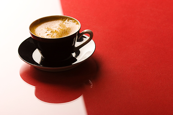 포토 JPG 해외이미지 커피 음료 2 그림자 사람없음 컵 빨간색 검은색 그늘 함선 단절 해외202004 해외포토 식기 컬러 배_교통 파일형식 이미지허브