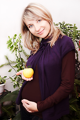 포토 JPG 해외이미지 식물 백인 라이프스타일 손 여자 신체 자연 하늘 엄마 친절 주택 건강 사랑 한명 서기 사람 노란색 임신 기쁨 아기 잡기 사과 예측 날씬함 해외202004 해외포토 서양인 1 감정 컬러 컨셉 과일 가족 모션 건물 생활 신체부위 몸매 생태계 파일형식 이미지허브