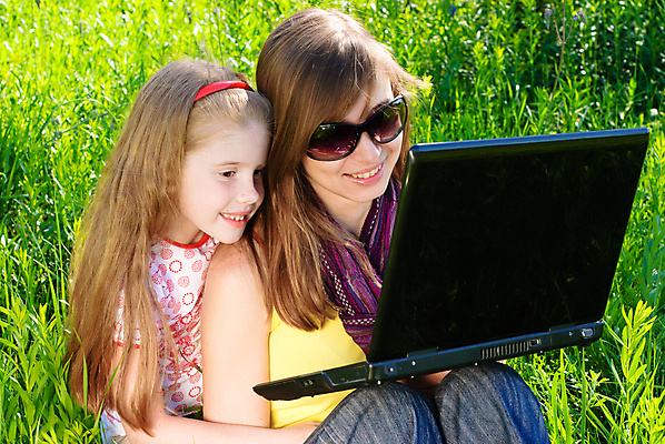 포토 JPG 해외이미지 백인 라이프스타일 공원 여자 교육 딸 행복 어린이 밭 인터넷 통신 가족 자연 엄마 모바일 사람 야외 두명 초록색 노트북 컴퓨터 선글라스 공책 봄 기쁨 연결 무선전화기 해외202004 해외포토 서양인 계절 공공시설 감정 안경 컬러 농업 관계 문구용품 생활 전자제품 전화기 생태계 파일형식 이미지허브