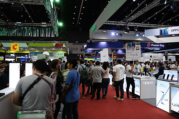 포토 JPG 해외이미지 배너 회사 비즈니스 태국 모바일 서기 사람 이벤트 사람없음 스마트폰 운동 상점 정보 센터 뉴스 시장 가장자리 구매 군중 사과 큼 전시회 무역 진열장 방콕 쇼 공평 10월 부스 매각 엑스포 해외202004 해외포토 산업 아시아 과일 모션 건강 핸드폰 스마트기기 쇼핑 전시 날짜 둘레 크기 파일형식 이미지허브