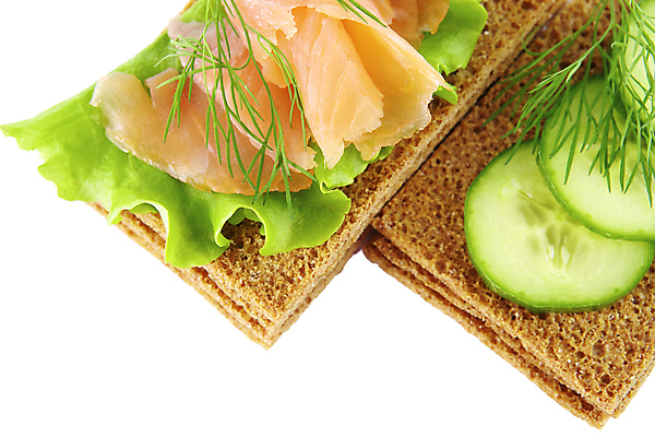 포토 JPG 해외이미지 빵 오이 사람없음 쌓기 두개 신선 양상추 흰배경 연어 오픈샌드위치 해외포토 음식 백그라운드 2 채소 모션 샌드위치 어류 흰색 파일형식 이미지허브