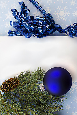 포토 JPG 해외이미지 리본 크리스마스 사람없음 장식 초록색 파란색 우주 공백 흰색 나뭇가지 인사 신용카드 눈송이 솔방울 전나무 카피스페이스 해외202004 해외포토 나무 기념일 컬러 눈_날씨 금융 예절 파일형식 이미지허브